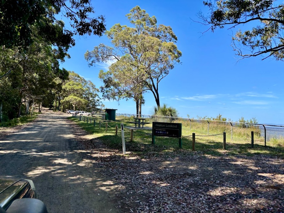 There are several sturdy picnic benches at Heaton Picnic Area Lookout, many of which are paired with dedicated fire pits