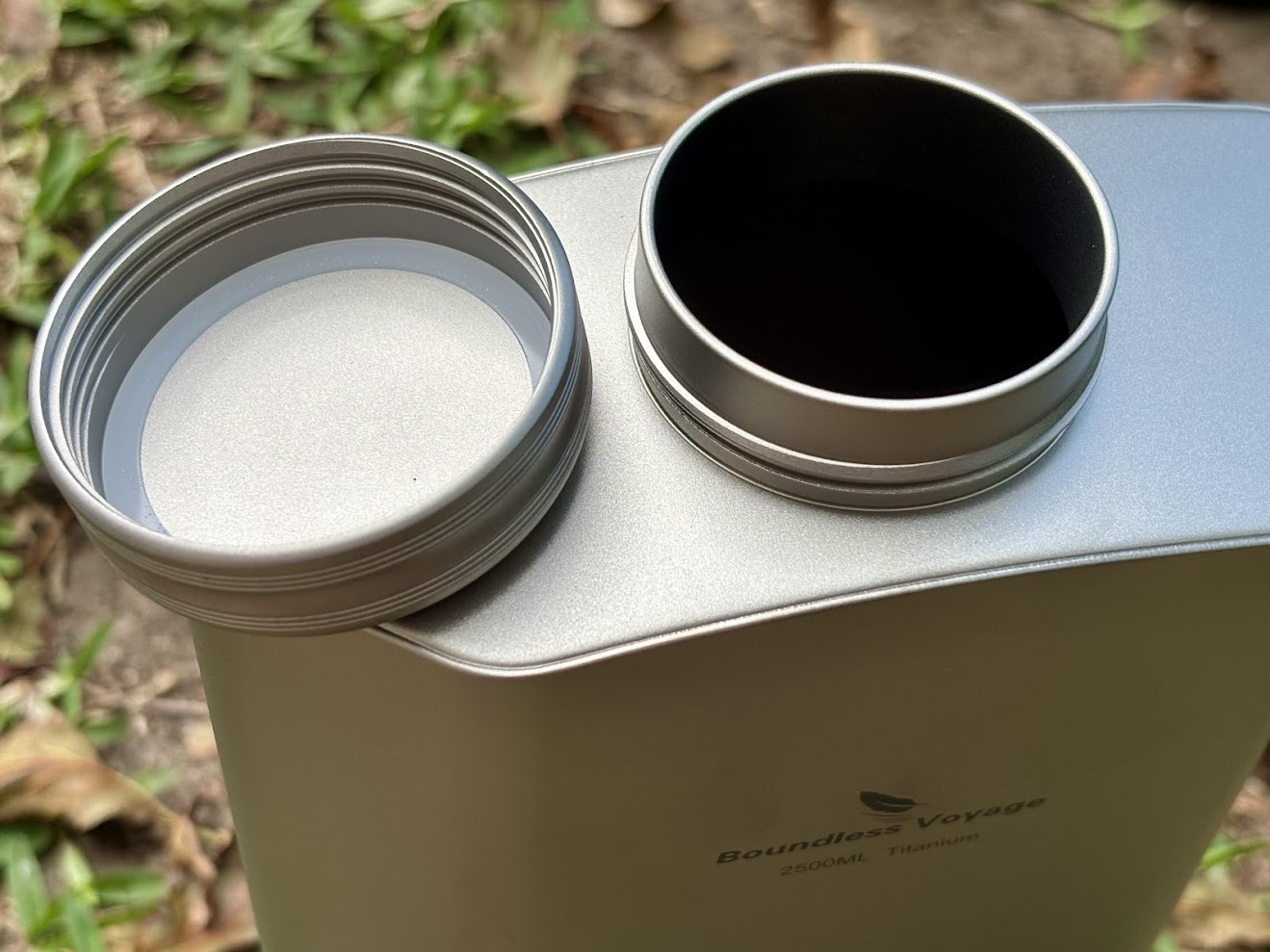 This large Titanium Water Bottle is reliable for storing water due to it's double-seal system, thick thread structure and the internal rubber ring