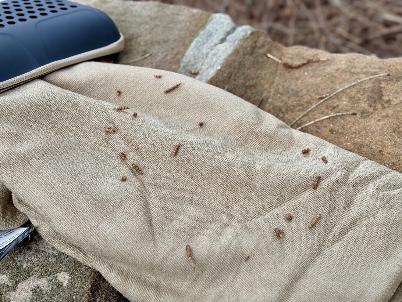 ​The fabric of the Sea to Summit tek towel can attract fine debris easily as is so soft and textured
