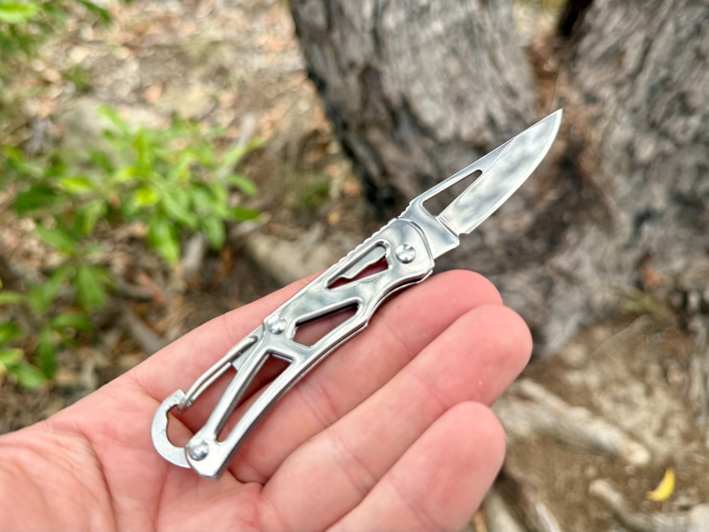 The 60 mm blade length on the Nomel folding pocket knife is ideal for smaller precision tasks around camp