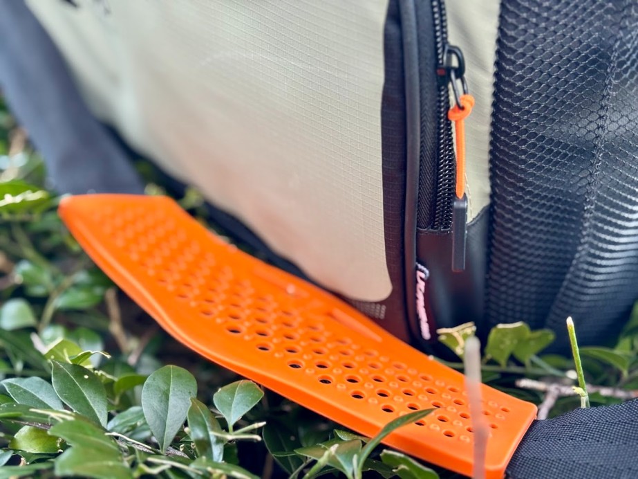 The Backsaver Shoulder Strap of the Dune cooler bag uses a contoured offset strap position to shift the load's center of gravity