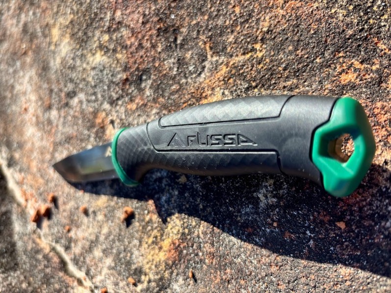 The Flissa Bushcraft Knife is comfortable whether you’re left-handed or right-handed as the handle is designed to be ambidextrous