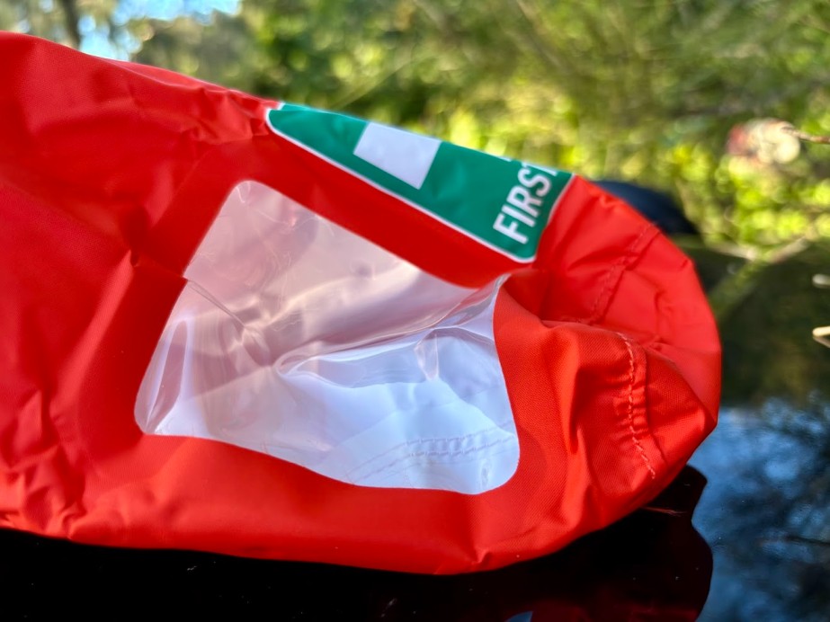 The Sea to Summit first aid dry sack comes with a clever TPU window to easily spot the exact bandage or medication in case of an emergency