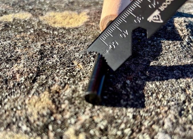 The chunky 8 mm rod of this Ferro rod fire starter​ kit allows for a deep consistent scrape