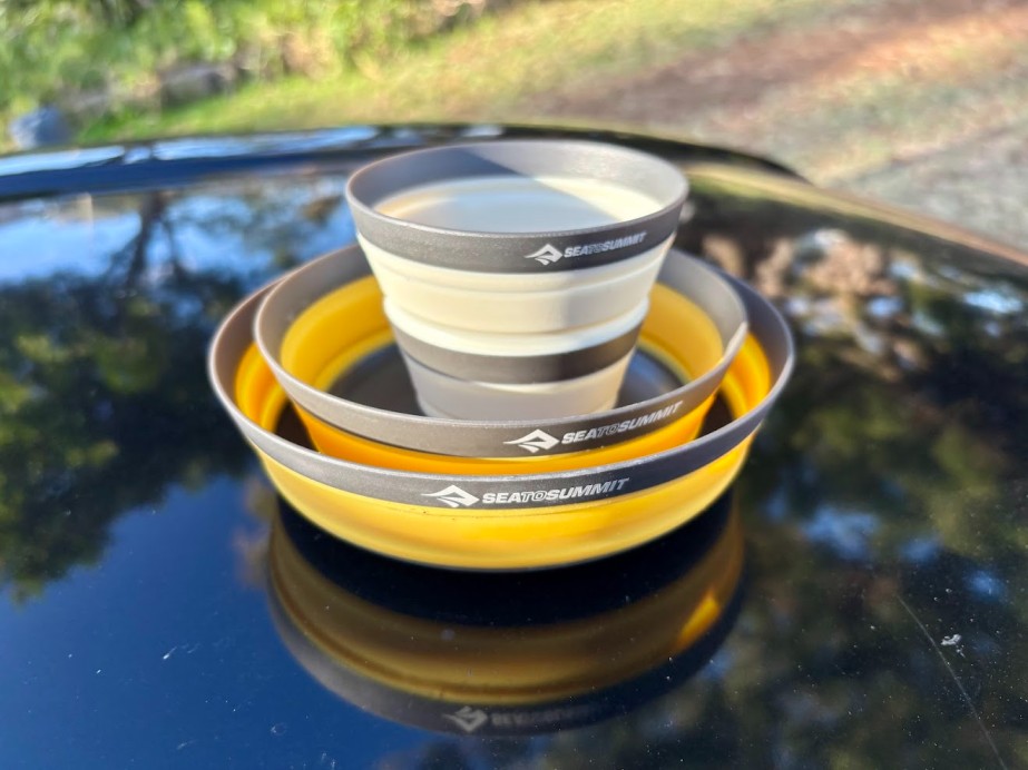 The colours ( Sulphur yellow and Bone White) used in the Sea to Summit frontier dinnerware set look very clean and modern