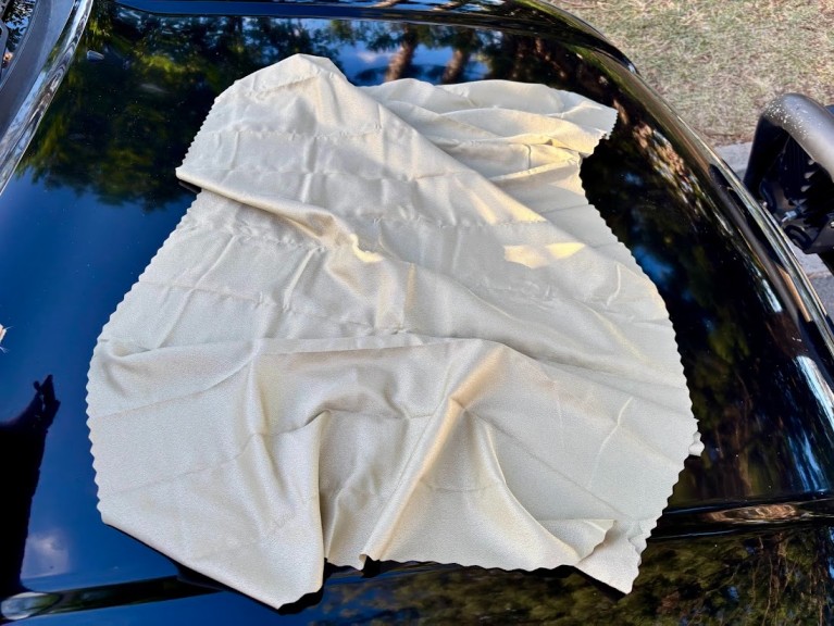 The dimensions (120 x 60 cm) of the Sea to Summit Airlite Towel in size Large is genuinely big enough to function as a proper bath towel