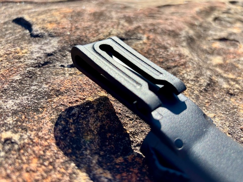 The ears on the sheath of the Flissa bushcraft knife make it easy to grab and pull it out whilst the clip ensures it stays put on your belt