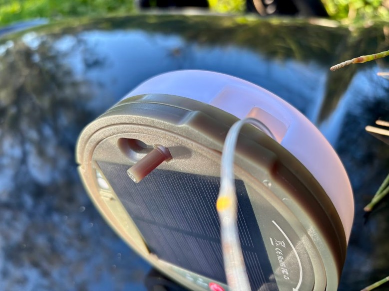 The fold-out control lever on the SMY solar camping string lights​ unit lets you easily reel the light string back in