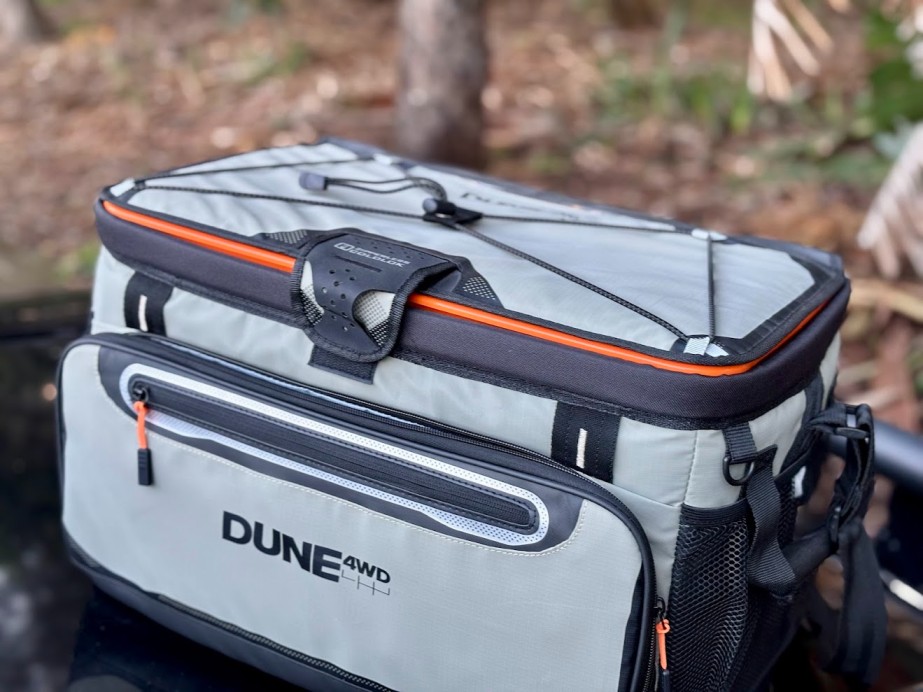 The khaki colour and tough exterior materials of the Dune cooler bag give it a genuinely adventurous aesthetic