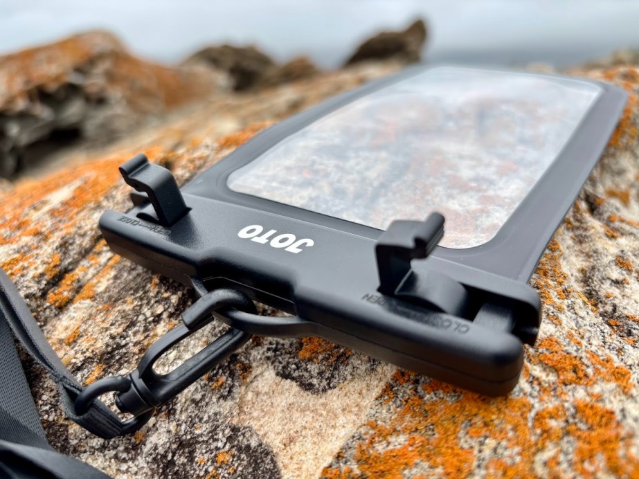 The lock on the JOTO waterproof case uses hard plastic levers that clamp down on a groove, ensuring an airtight and watertight seal