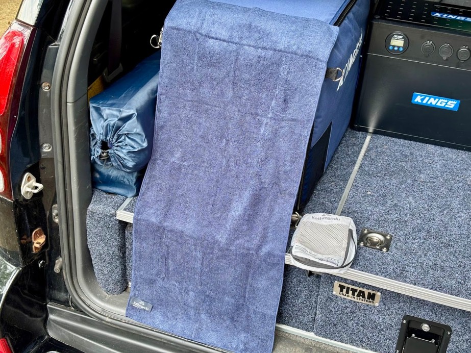 The medium size Kathmandu microfibre towel (40x90cm) provides sufficient surface area to dry your entire body effectively