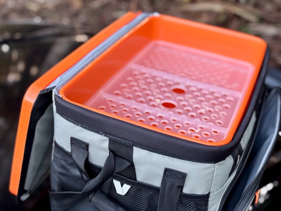 The serious insulation by the multi-layered Deep Freeze system of the Dune cooler bag features a radiant heat barrier and dual layers of high-density superfoam