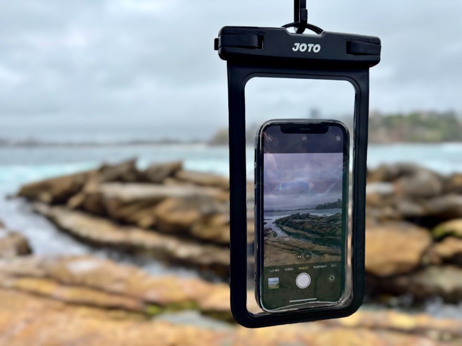 The touch screen works perfectly when the Joto waterproof case is dry or just wet from light rain