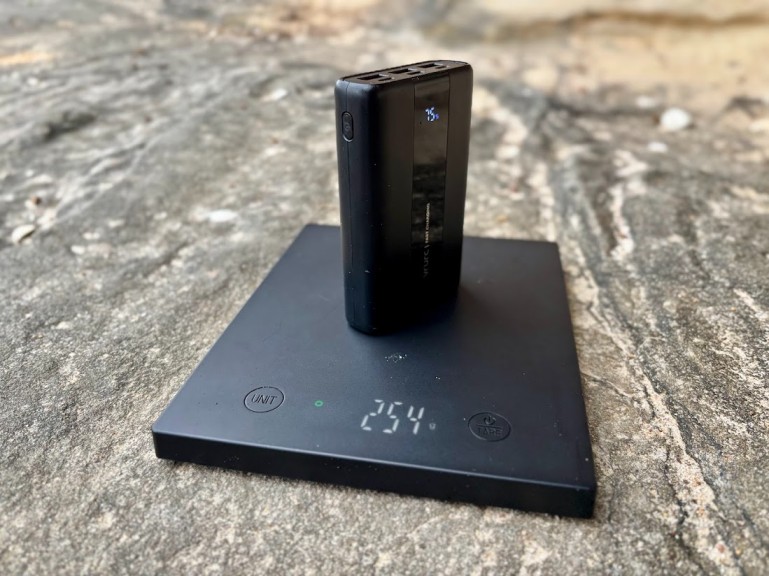 The weight of the VRURC power bank 20000mah is only 255 grams, which is a huge win for a unit with this capacity