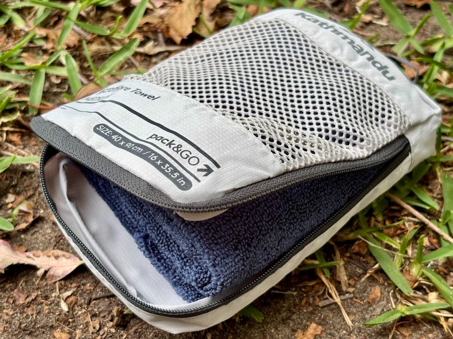 The zip storage pouch of the Kathmandu microfibre towel​ is perfectly sized making it easy to grab when you need it and easy to stow away