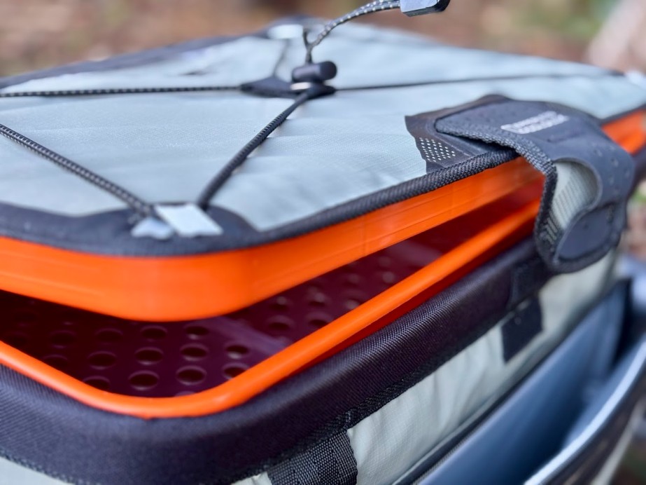 The zipperless lid of the Dune 4WD cooler bag offers instant access and closure which is far better than struggling with heavy-duty zippers that often jam or stiffen up