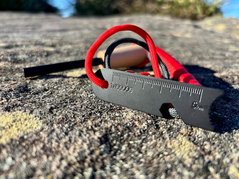 This magnesium alloy Ferro rod fire starter is engineered to throw sparks at an incredible 3,000 °C
