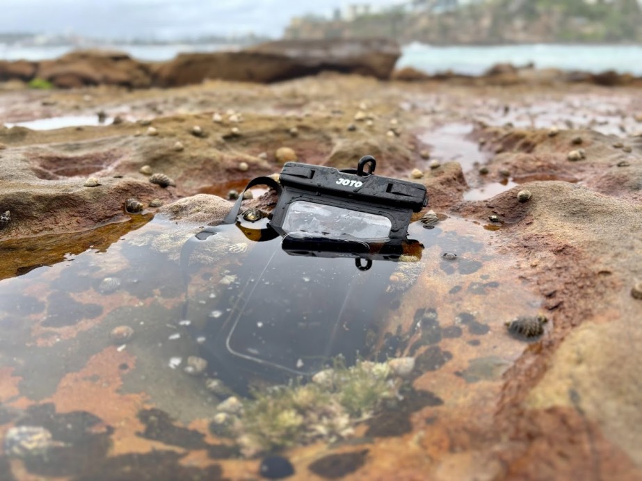 We’ve been testing the JOTO Universal Waterproof Phone Case to see if it keeps your device bone dry
