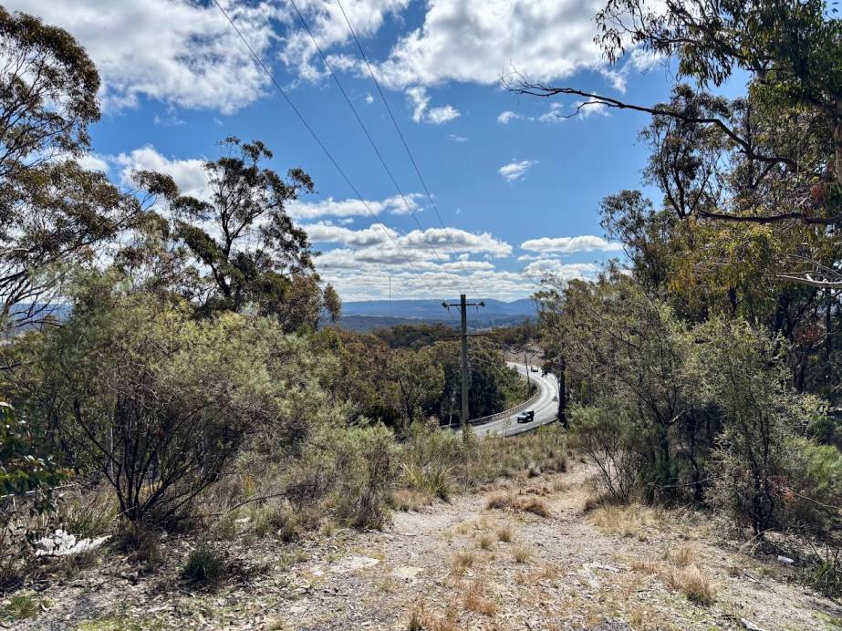 Pearsons lookout is a key spot on the road connecting the Blue Mountains to the Central West towns of Capertee, Kandos, and Rylstone