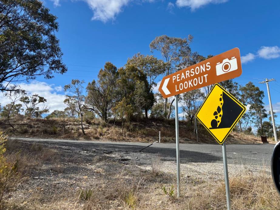 Pearsons lookout is situated directly off the Castlereagh Highway (B55) and approx 2,5km south-east of Capertee village