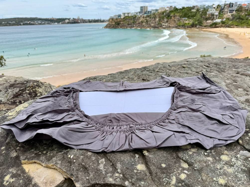 The Dune fitted sheet has deep sides that allow the sheet to accommodate a mat up to 14 cm thickness