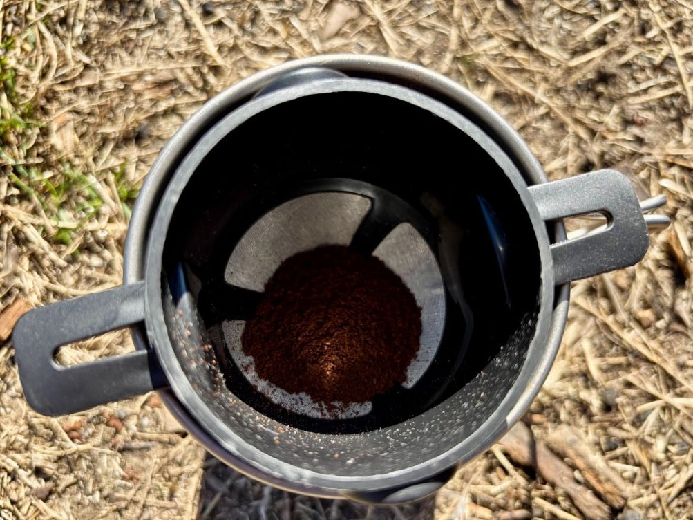 The arms of this pour over coffee maker stretch out up to 118 mm when unfolded, fitting securely over a wide range of cup sizes