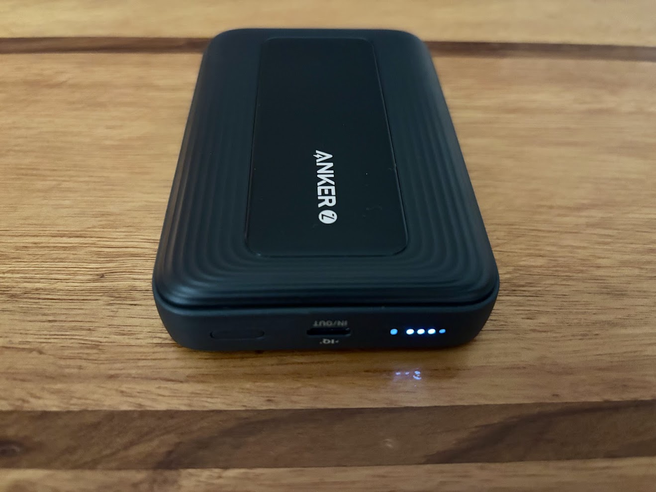 The battery level of the Anker Zolo magnetic power bank is indicated by 5 blue LED lights