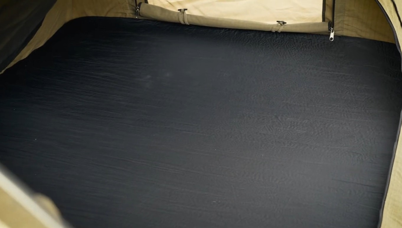 The real game changer of the Kings Big Daddy Deluxe Swag is the internal space, at 155 cm wide this is truly a double swag