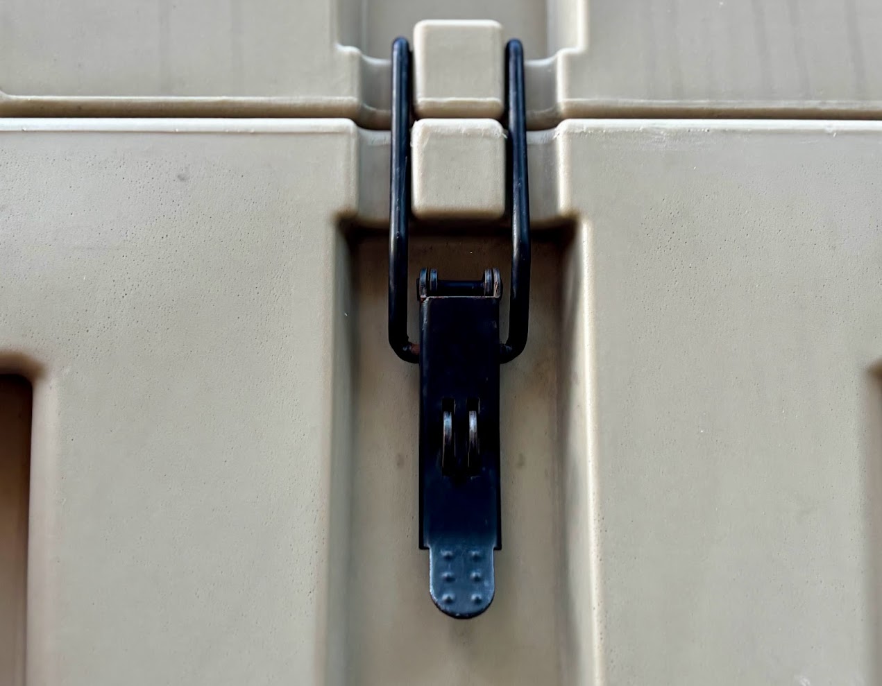 the Dune 4WD storage box with 220 liter capacity is equipped with heavy-duty lockable latches compatible with a padlock