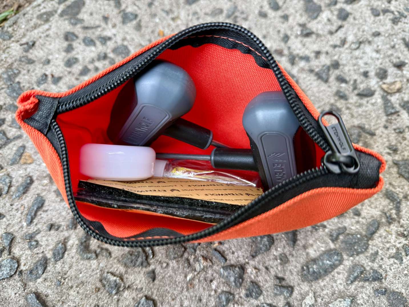 The Etenwolf tyre repair kit contains a pair of strong stainless steel T-handle tools with rubber-coated handles